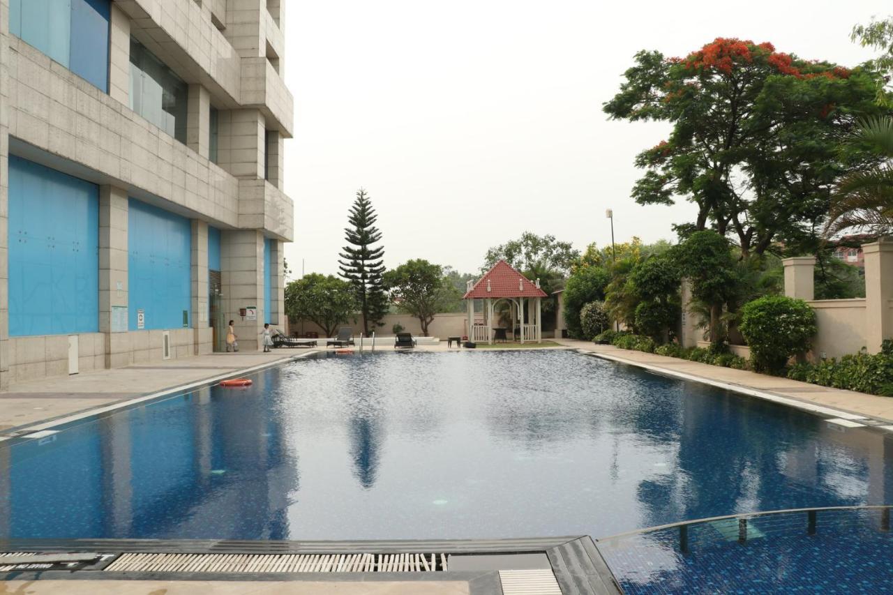 Holiday Inn Chandigarh Panchkula Exterior foto Swimming pool at the hotel