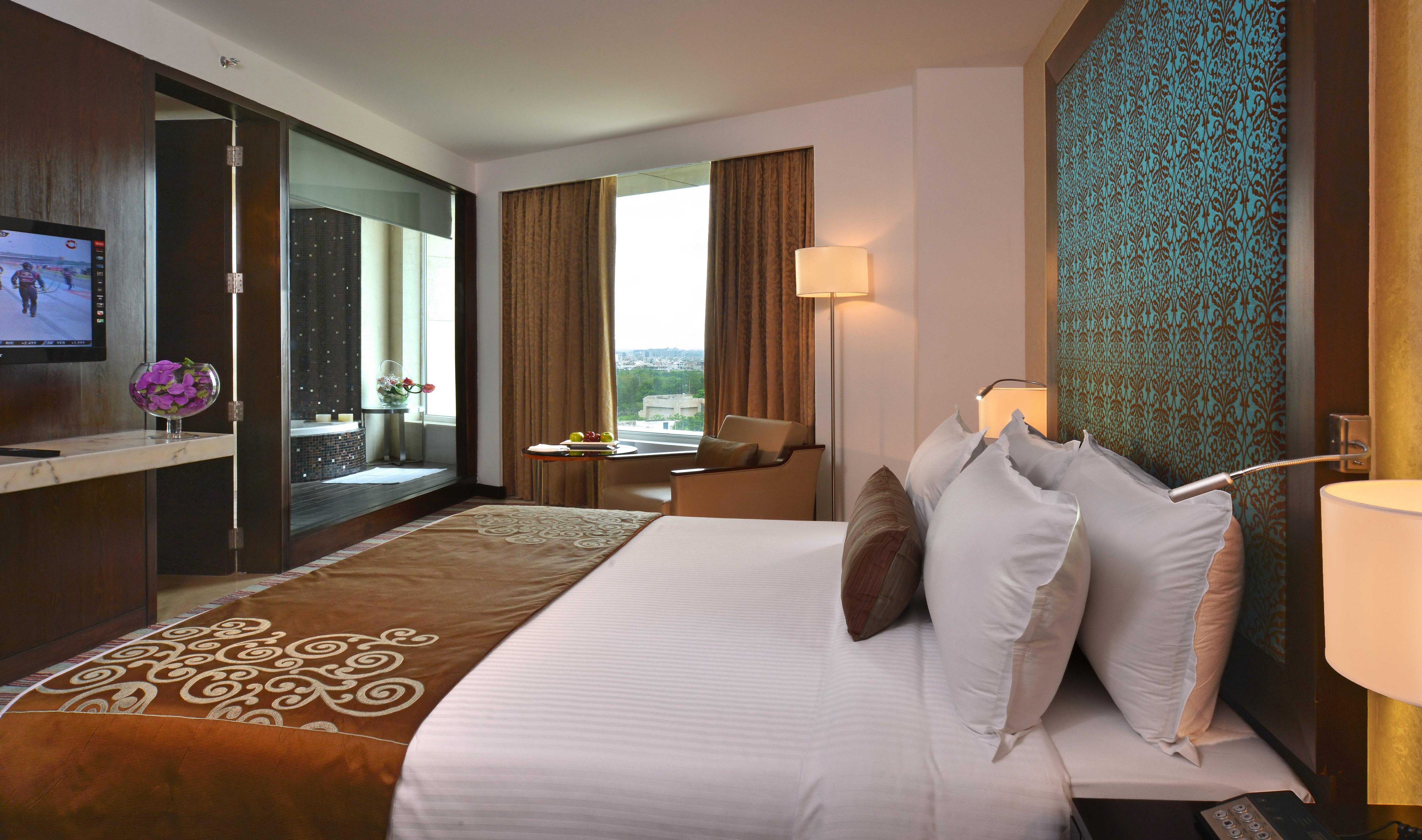 Holiday Inn Chandigarh Panchkula Exterior foto A room at the Taj Bengal