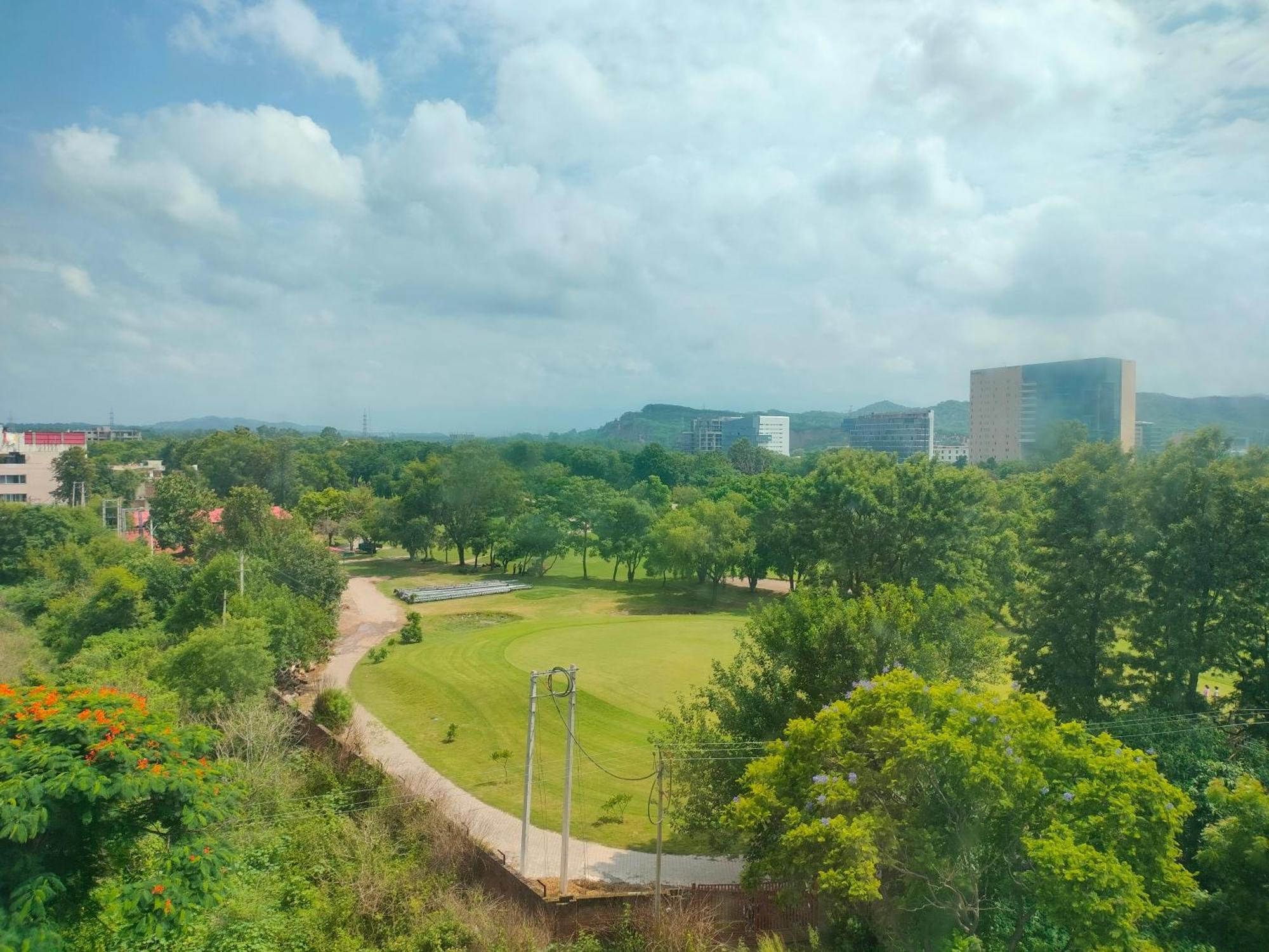 Holiday Inn Chandigarh Panchkula Exterior foto View of the campus