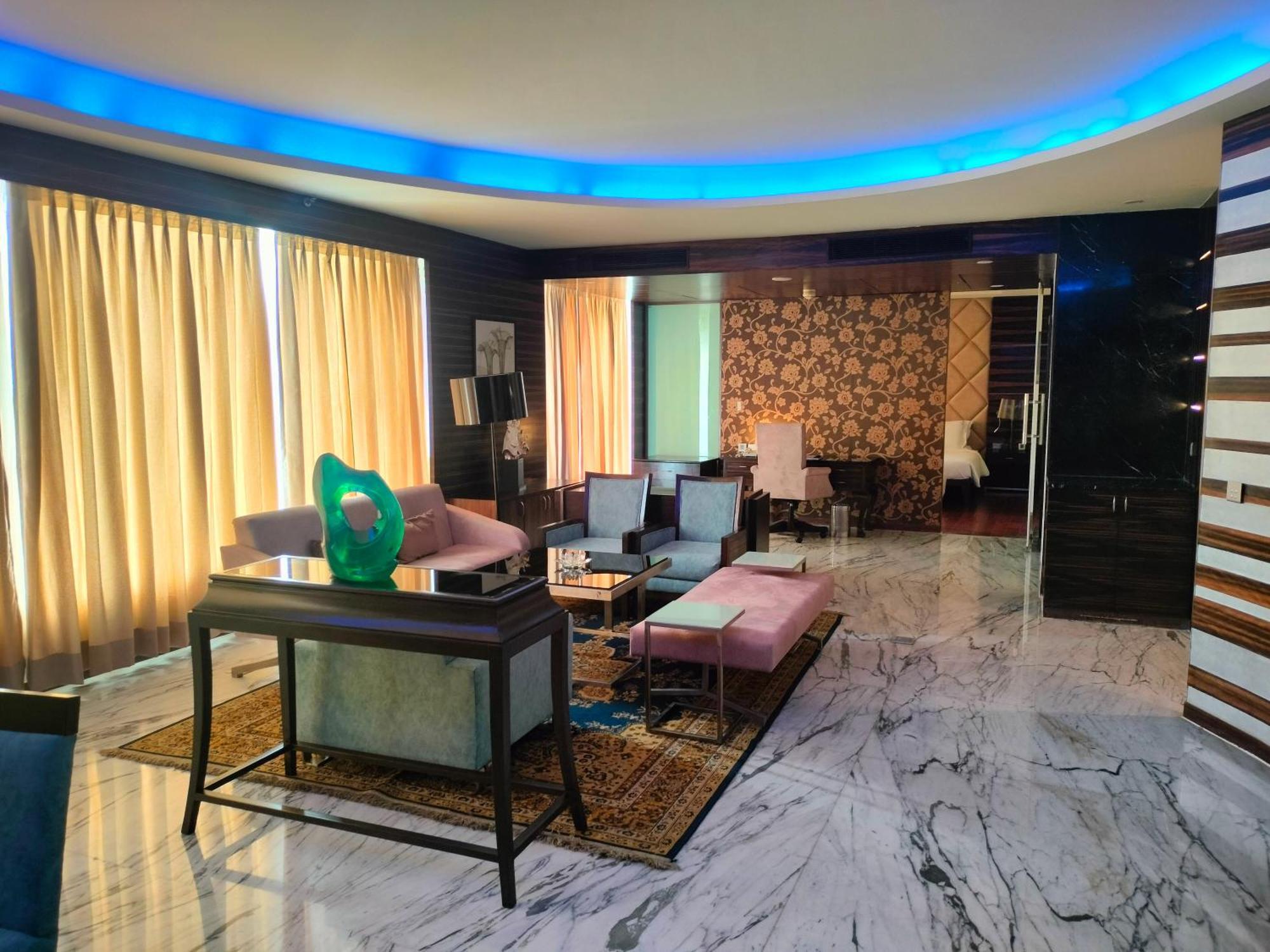 Holiday Inn Chandigarh Panchkula Exterior foto A living room in a luxury apartment