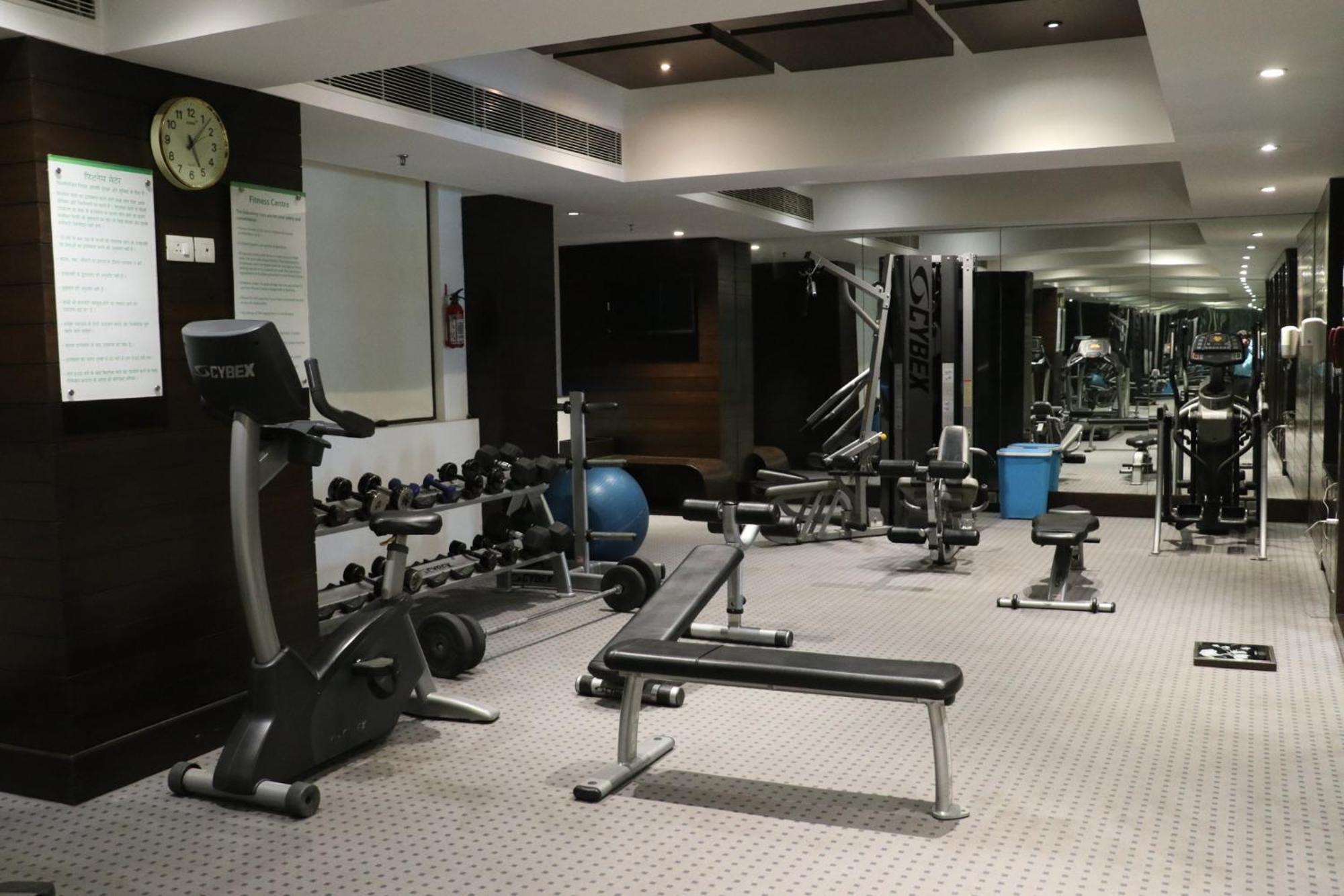 Holiday Inn Chandigarh Panchkula Exterior foto The gym at the hotel