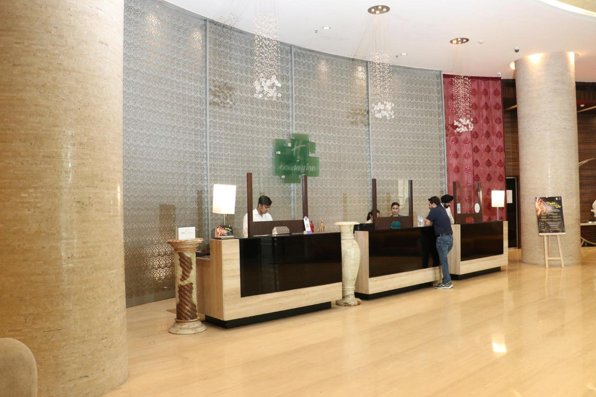 Holiday Inn Chandigarh Panchkula Exterior foto The lobby of the hotel