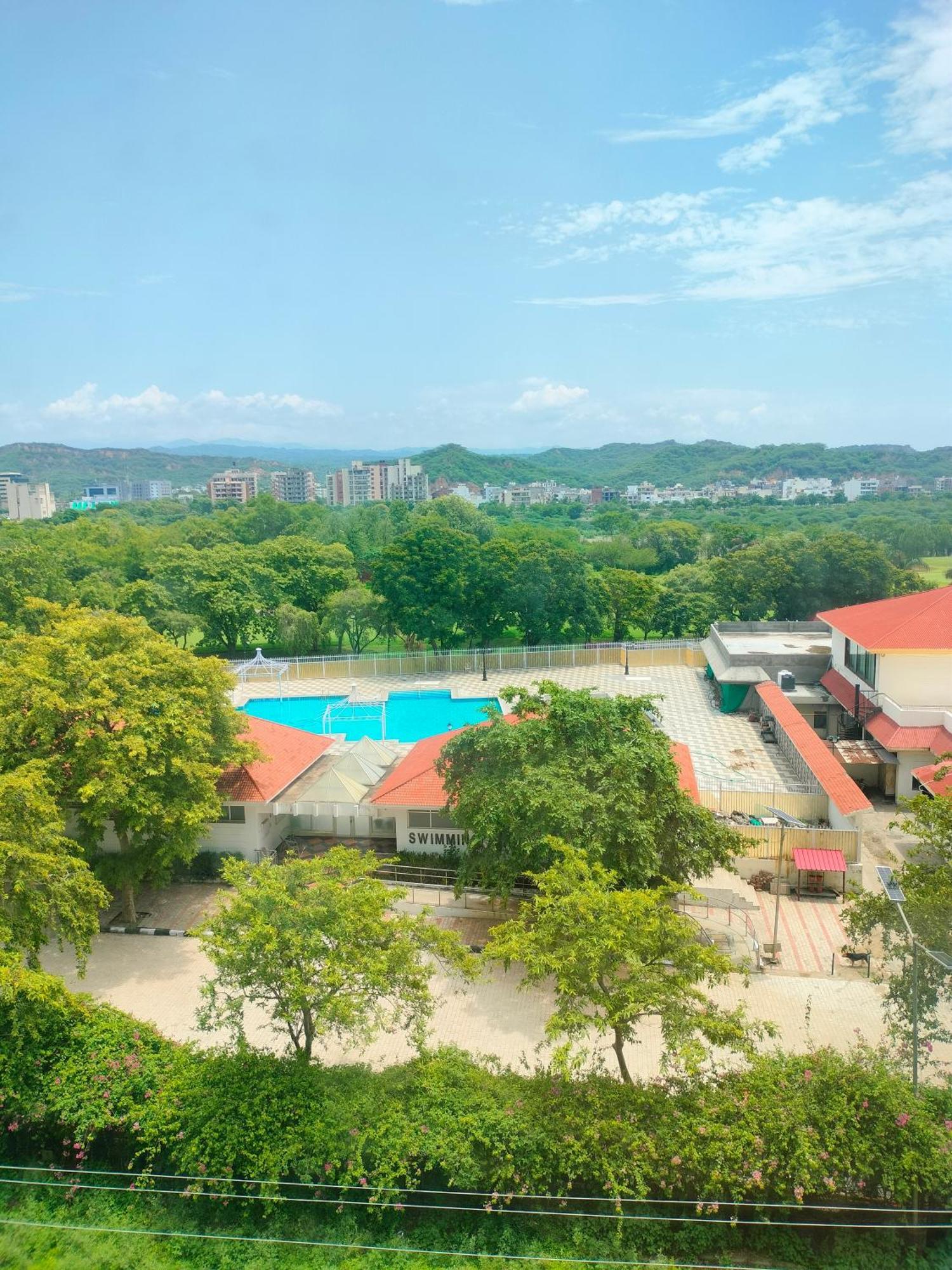 Holiday Inn Chandigarh Panchkula Exterior foto Swimming pool