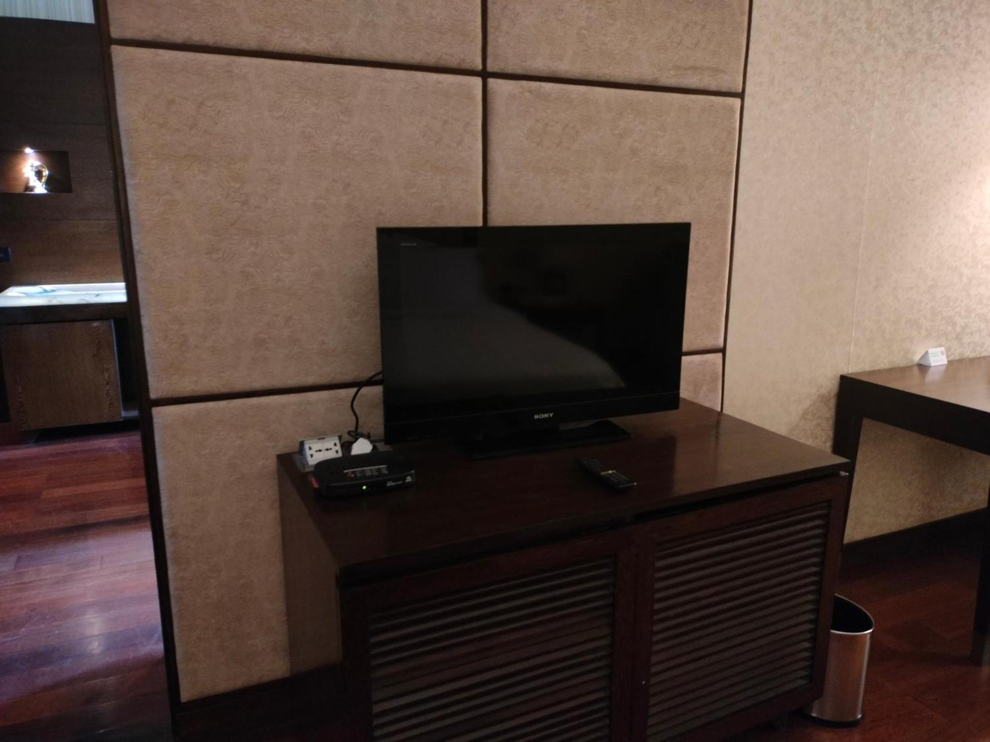 Holiday Inn Chandigarh Panchkula Exterior foto A television in a hotel room
