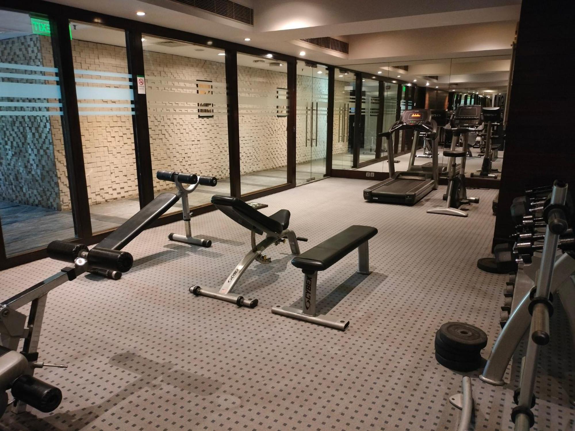 Holiday Inn Chandigarh Panchkula Exterior foto The gym at the hotel